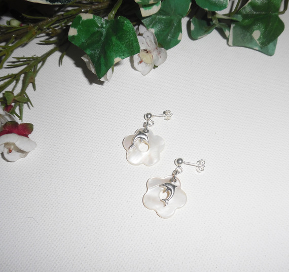 Earrings with mother of pearl flowers and dolphins on 925 silver studs