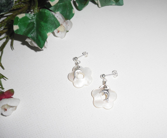 Earrings with mother of pearl flowers and dolphins on 925 silver studs