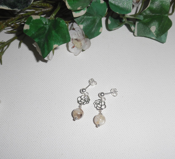 Earrings with brown mother of pearl on 925 silver studs