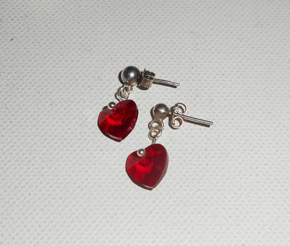 Boucles d'oreilles coeur rouge en cristal de Swarovski sur clous argent 925