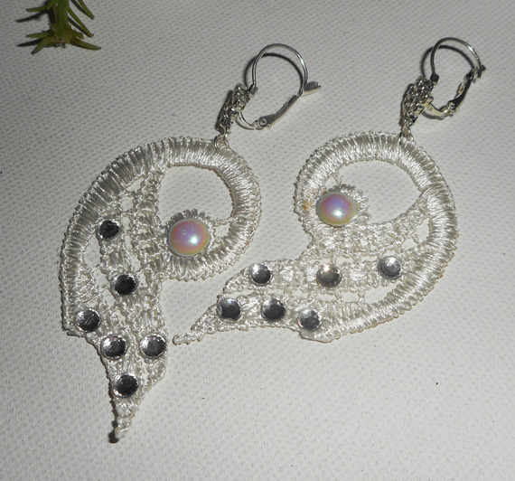 White lace earrings with Swarovski crystal and pearls