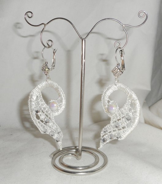 White lace earrings with Swarovski crystal and pearls