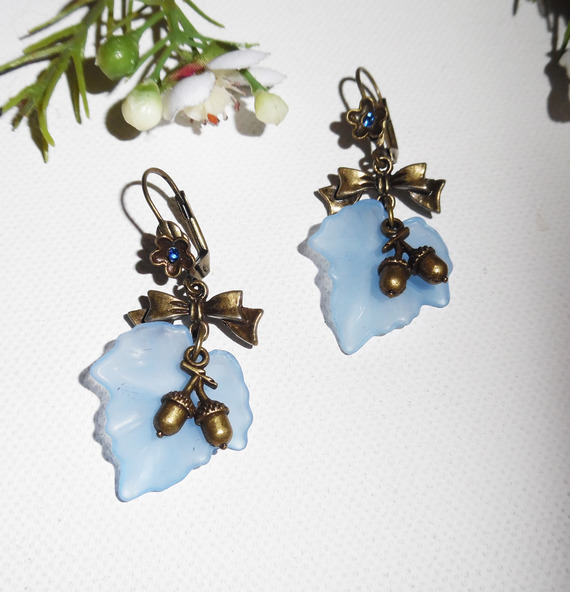 Blue leaf earrings with small bows and small nuts