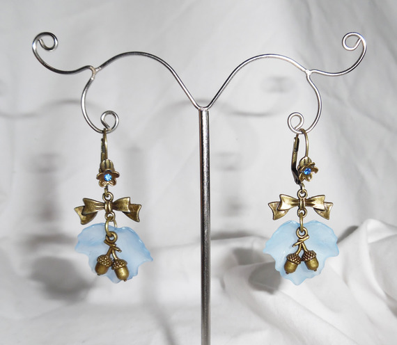 Blue leaf earrings with small bows and small nuts