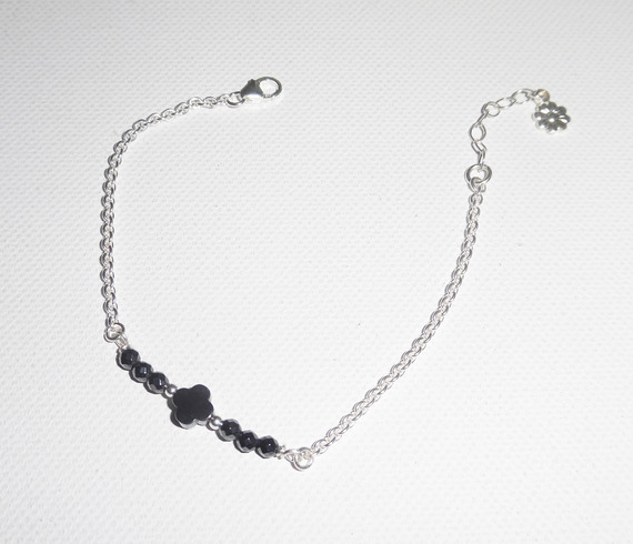 Flower and hematite stones bracelet on 925 silver chain