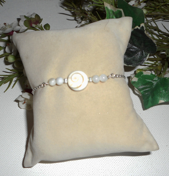 St Lucia eye bracelet with mother of pearl beads on 925 silver chain