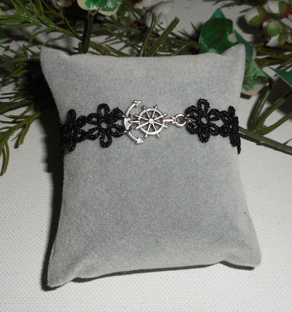 Original bracelet with anchor and rudder on black lace