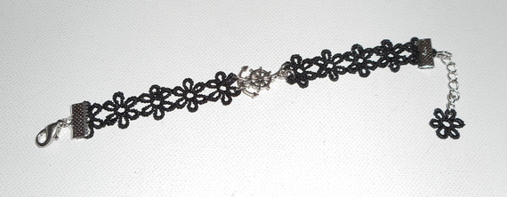 Original bracelet with anchor and rudder on black lace