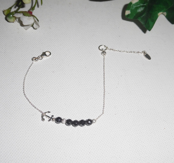 Original bracelet in marine ink and small pearls in hematite stones on a fine silver chain 925