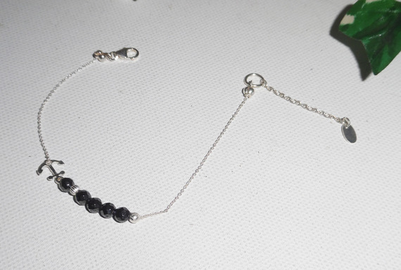 Original bracelet in marine ink and small pearls in hematite stones on a fine silver chain 925