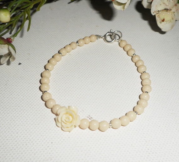 Pearls and rose bracelet in raw gorgon on silver clasp