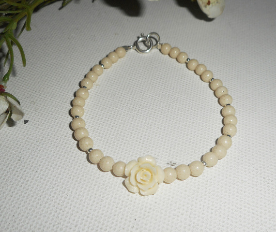 Pearls and rose bracelet in raw gorgon on silver clasp