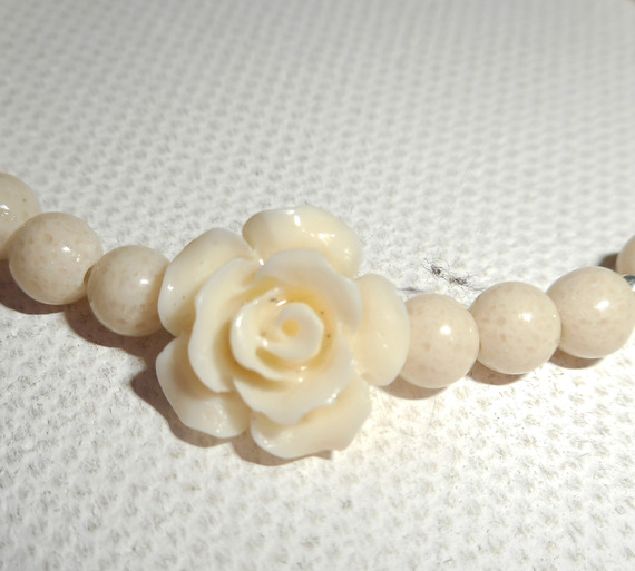 Pearls and rose bracelet in raw gorgon on silver clasp