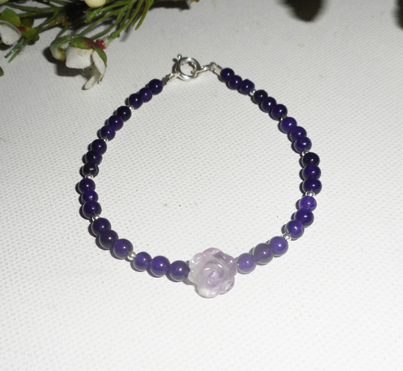 Pearls and rose bracelet in amethyst on silver clasp