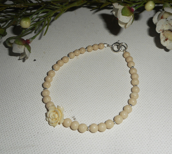 Pearls and rose bracelet in raw gorgon on silver clasp