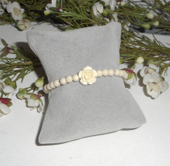 Pearls and rose bracelet in raw gorgon on silver clasp