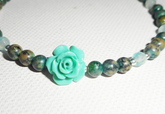 Green gorgonian pearl and rose bracelet on silver clasp