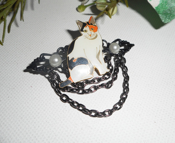 Brooch with cat in enamel pearls and black chain