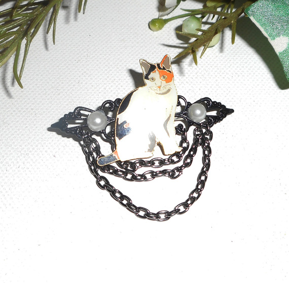 Brooch with cat in enamel pearls and black chain