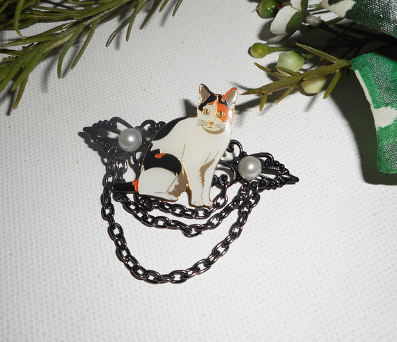 Brooch with cat in enamel pearls and black chain