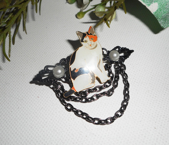 Brooch with cat in enamel pearls and black chain