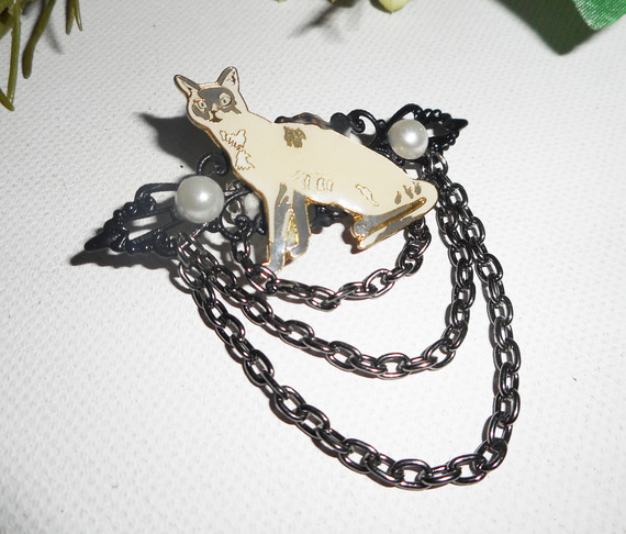 Siamese cat brooch with pearl enamel and black chain