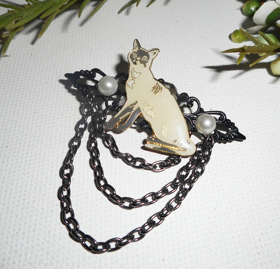 Siamese cat brooch with pearl enamel and black chain