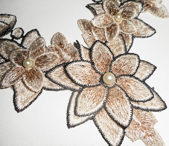 Embroidery necklace with ivory flowers and pearly glass beads