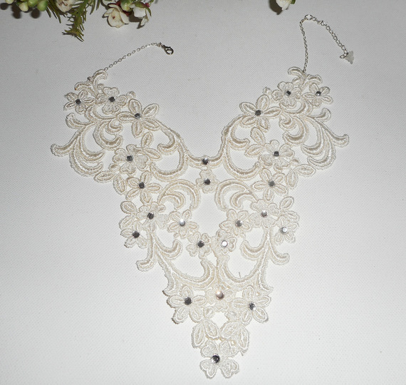 Necklace of Ceremony lace with arabesque pattern and flowers with Swarovski crystal