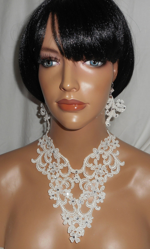 Necklace of Ceremony lace with arabesque pattern and flowers with Swarovski crystal