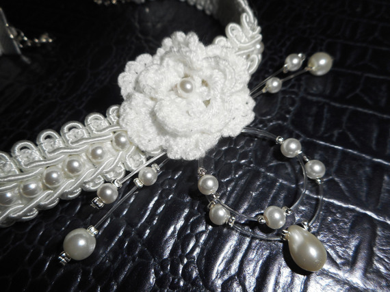 White flower necklace with crochet on fancy braid embroidered with glass beads