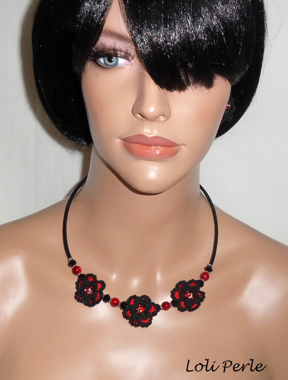 Original necklace with black and red crocheted flowers with crystal and glass beads