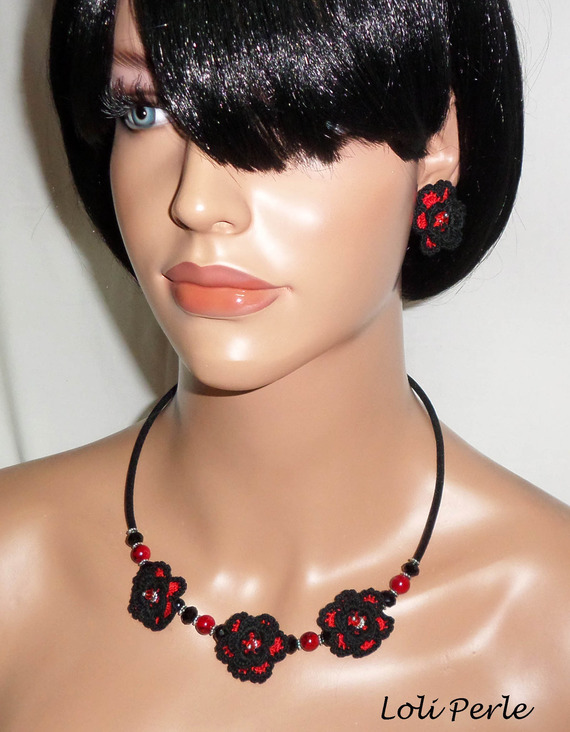 Original necklace with black and red crocheted flowers with crystal and glass beads