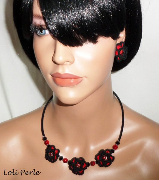 Original necklace with black and red crocheted flowers with crystal and glass beads