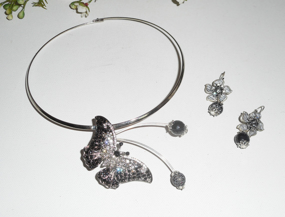 Original necklace set with grey butterfly set with crystal and agate stones