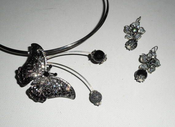 Original necklace set with grey butterfly set with crystal and agate stones