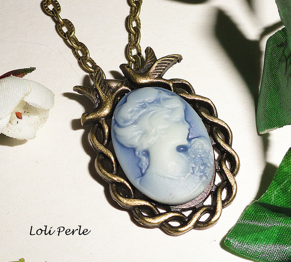 Blue cameo pendant with birds in bronze metal on chain