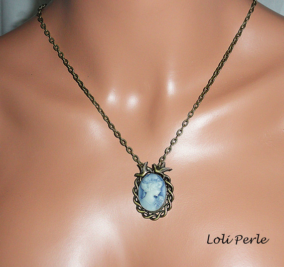 Blue cameo pendant with birds in bronze metal on chain