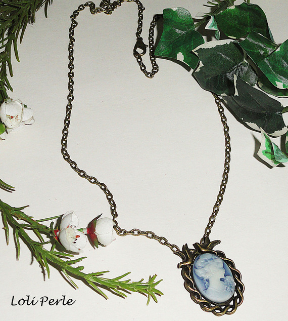 Blue cameo pendant with birds in bronze metal on chain