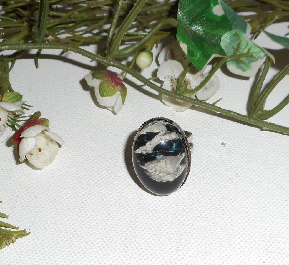 Cabochon ring with beige black glass dome