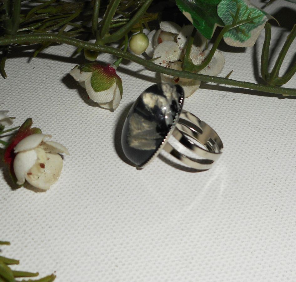 Cabochon ring with beige black glass dome