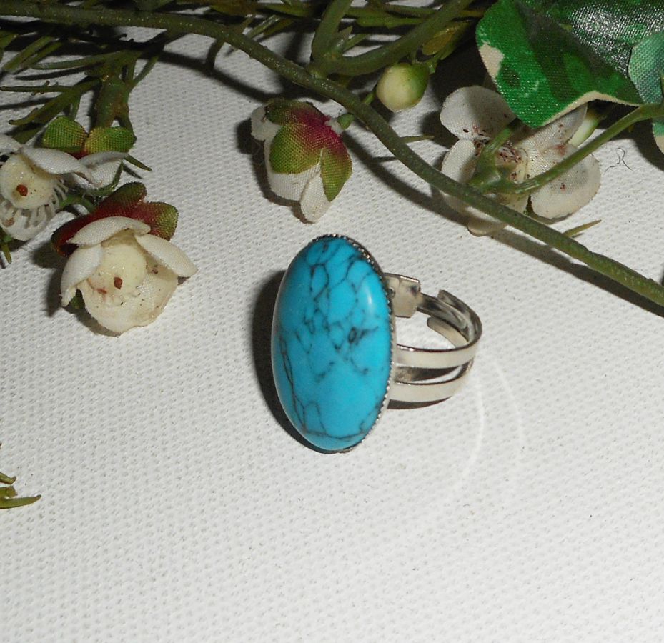 Cabochon ring with oval turquenite stone