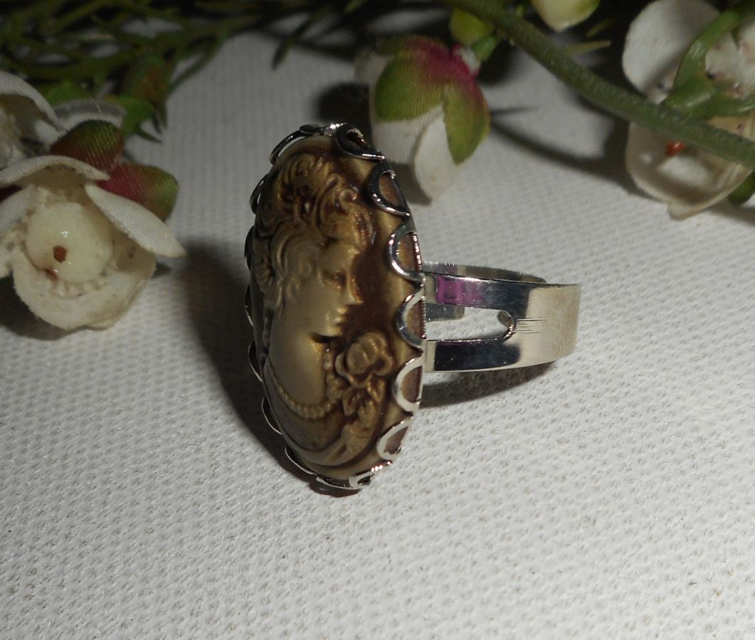 Brown cameo ring