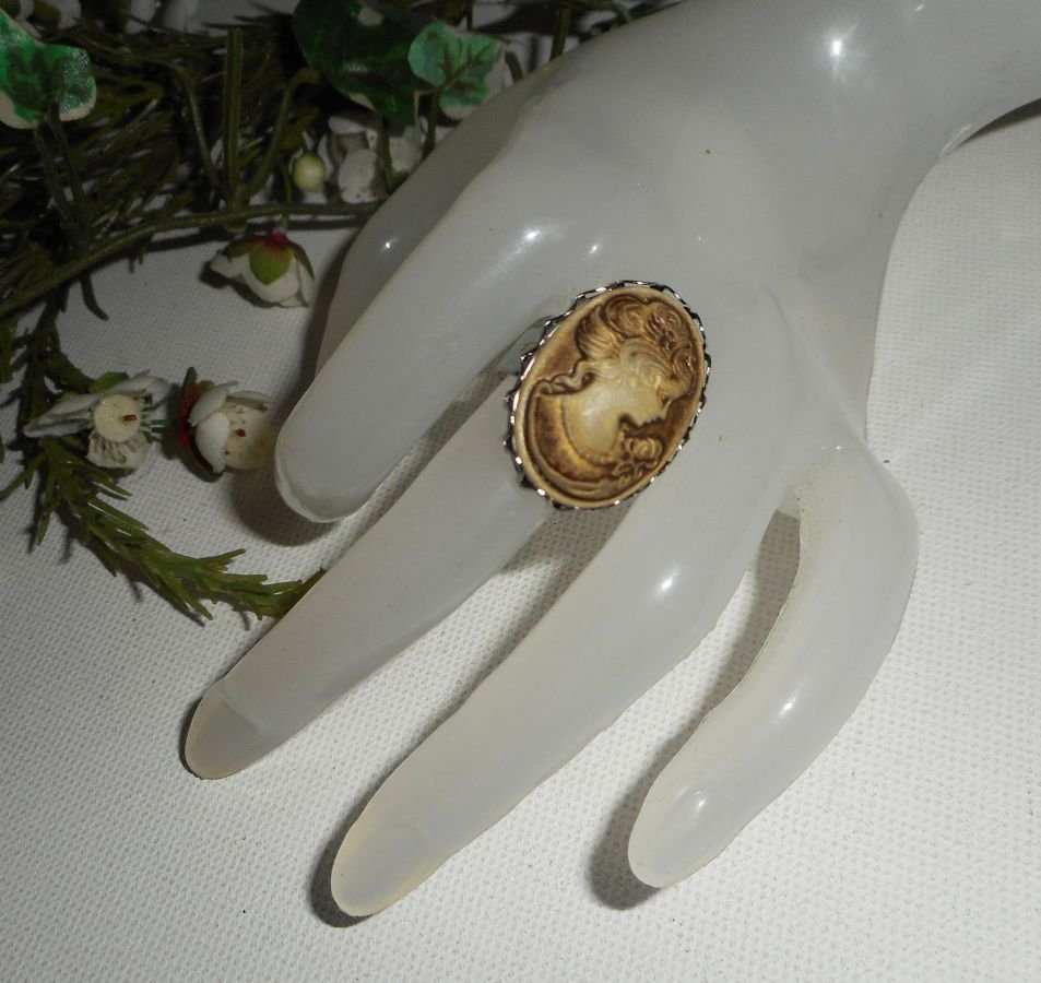 Brown cameo ring