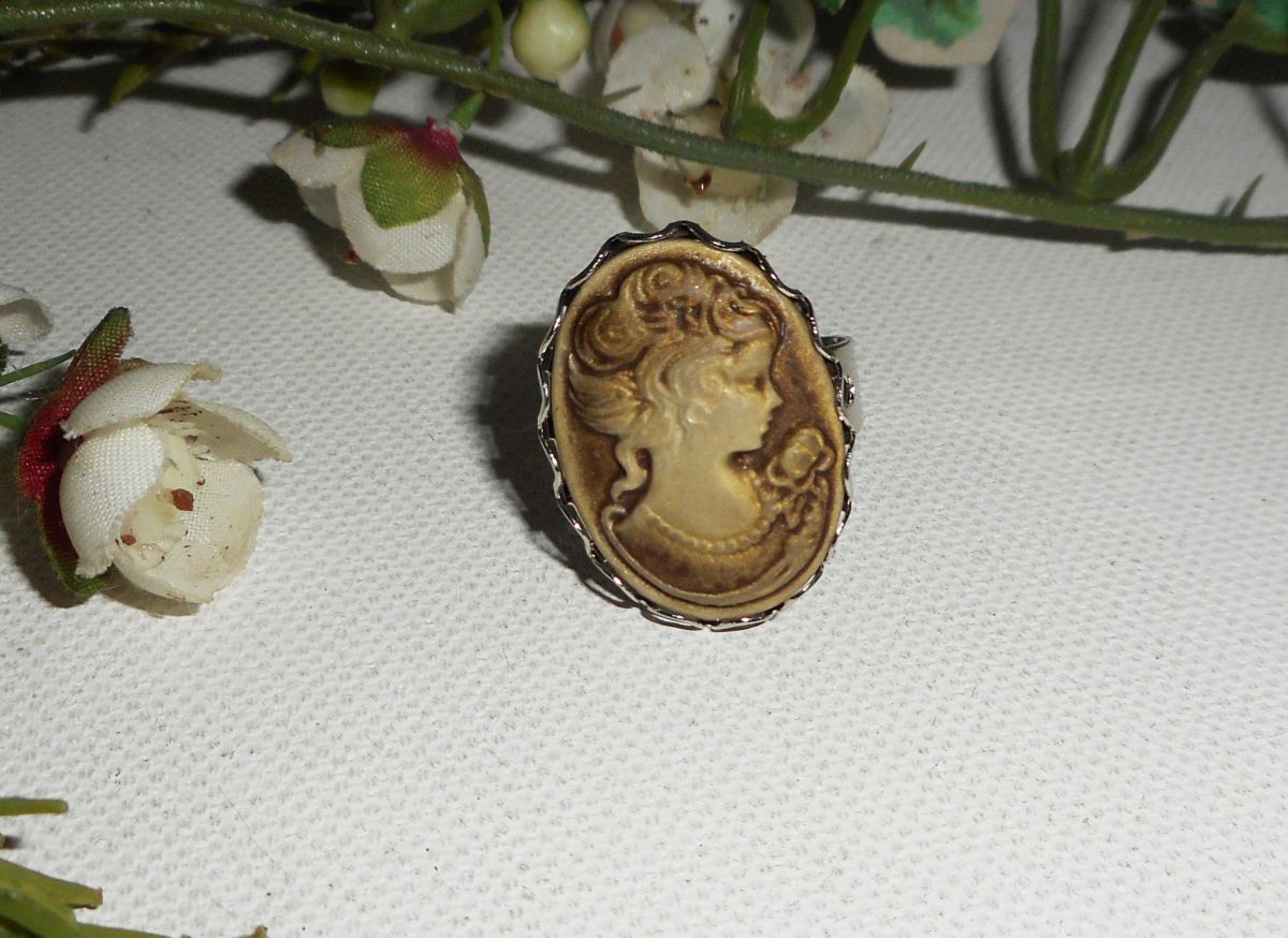 Brown cameo ring