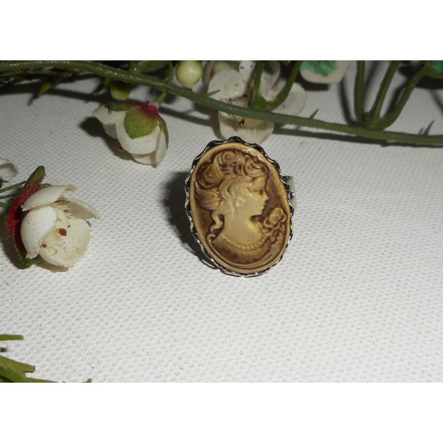 Brown cameo ring