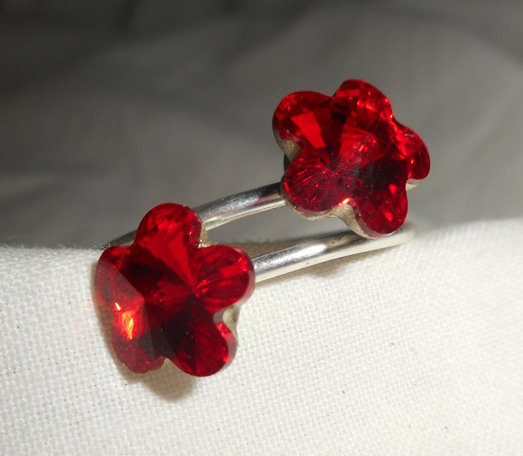 Double flower ring in red Swarovski crystal