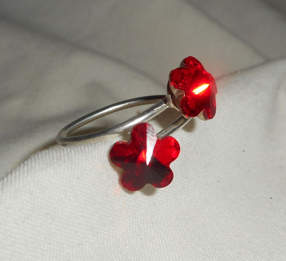 Double flower ring in red Swarovski crystal