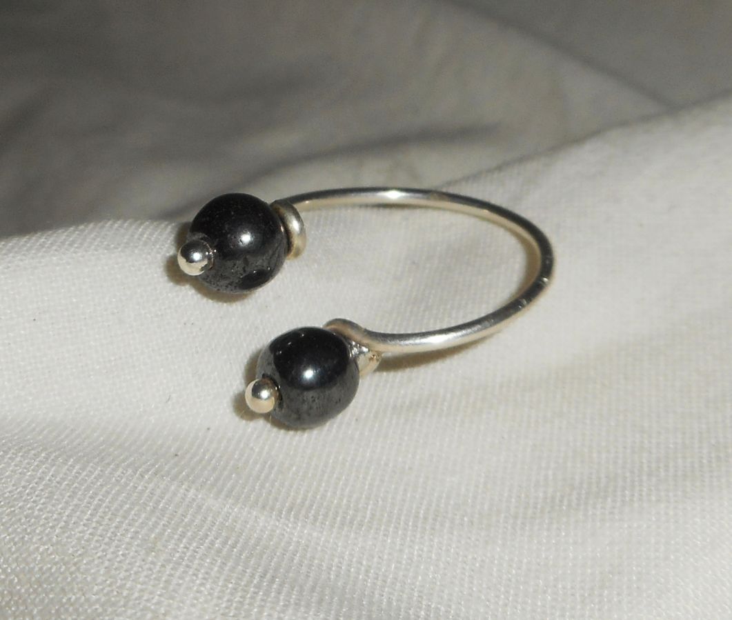 Original 925 silver ring with grey hematite round stones