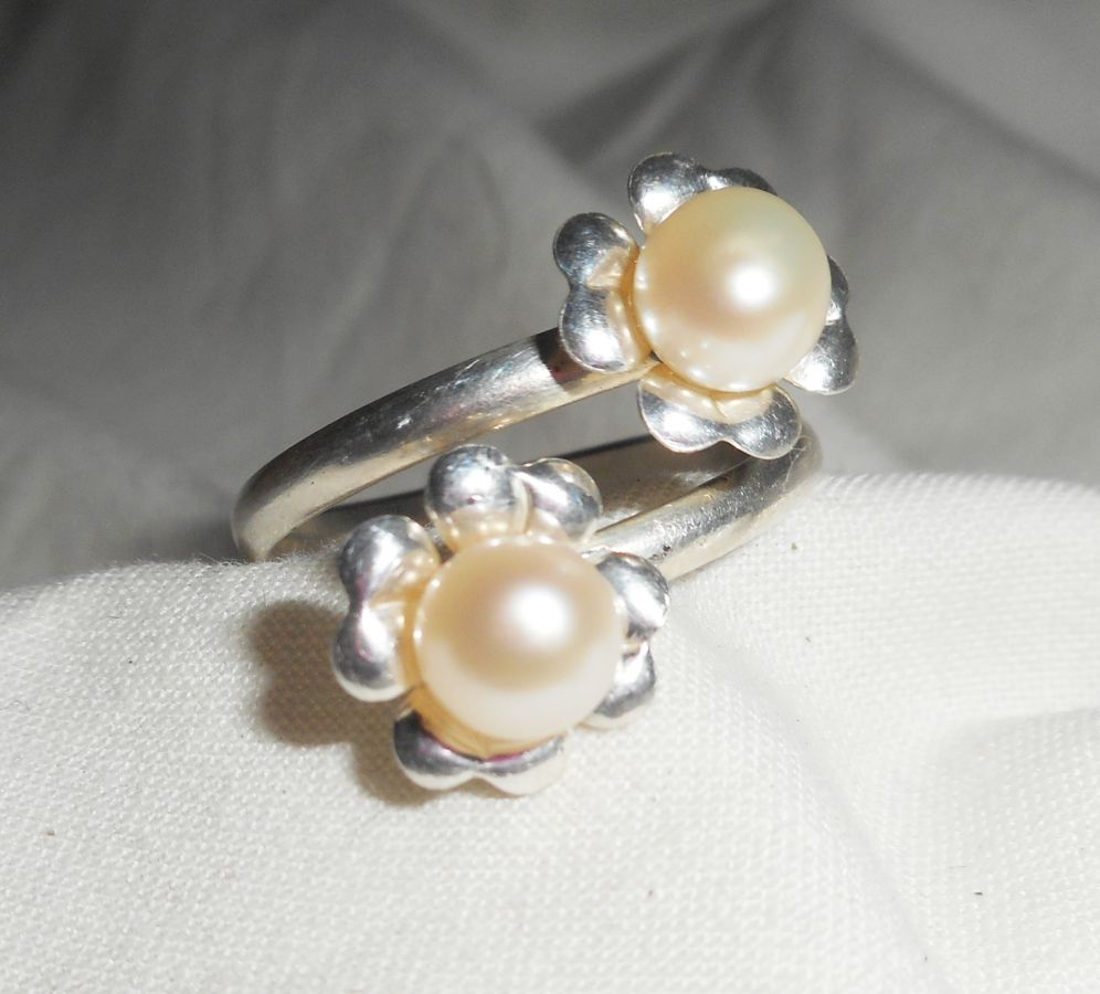 Original 925 silver ring with double flower and white cultured pearls